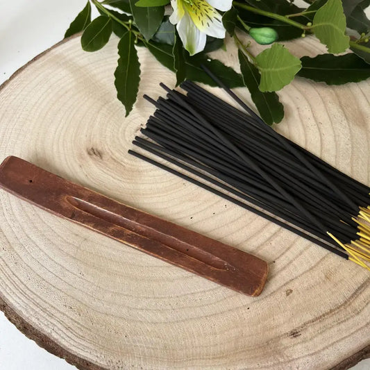 Bâtonnets d'Encens Indiens noirs avec porte-encens en bois sur surface en bois naturel