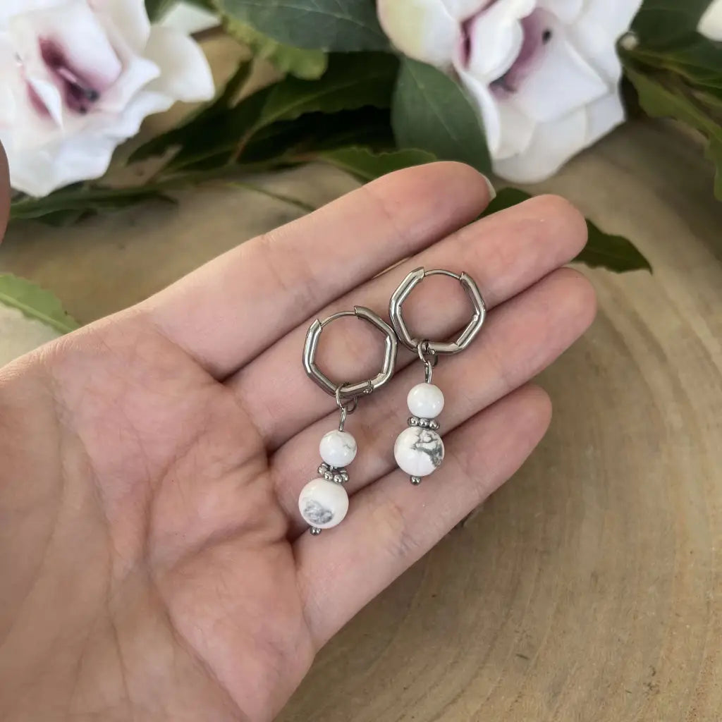 Boucles d’Oreilles Howlite: Pureté Lumineuse et Sérénité