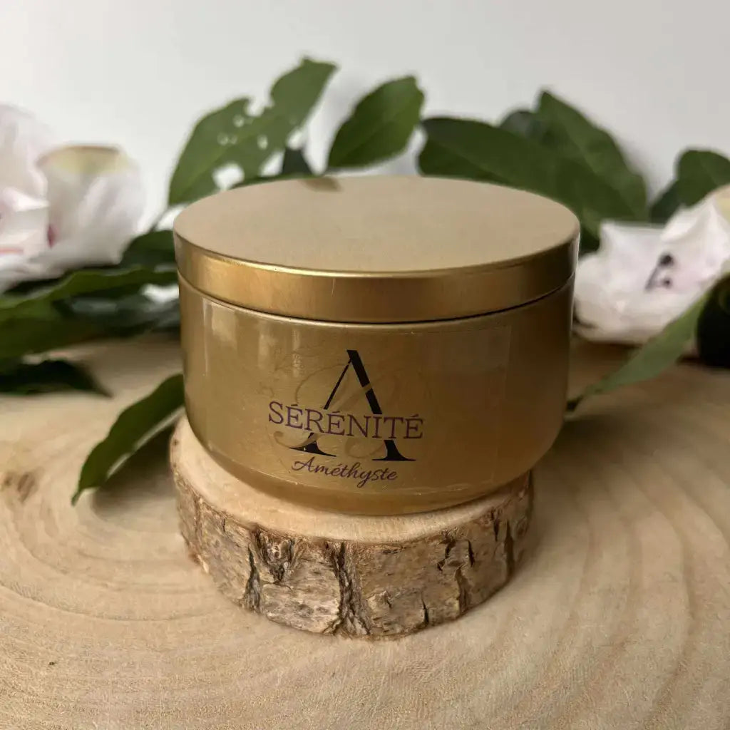 Bougie Sérénité en Améthyste dans un contenant doré, parfaite pour créer une ambiance relaxante