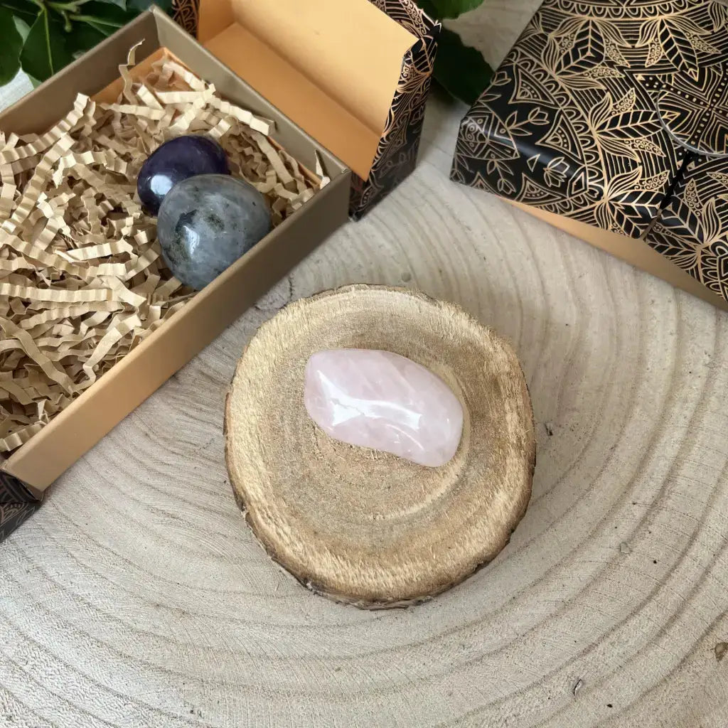 Box Confiance en Soi Pierres Naturelles avec pierres semi-précieuses présentées sur support en bois chez Aura de Roche