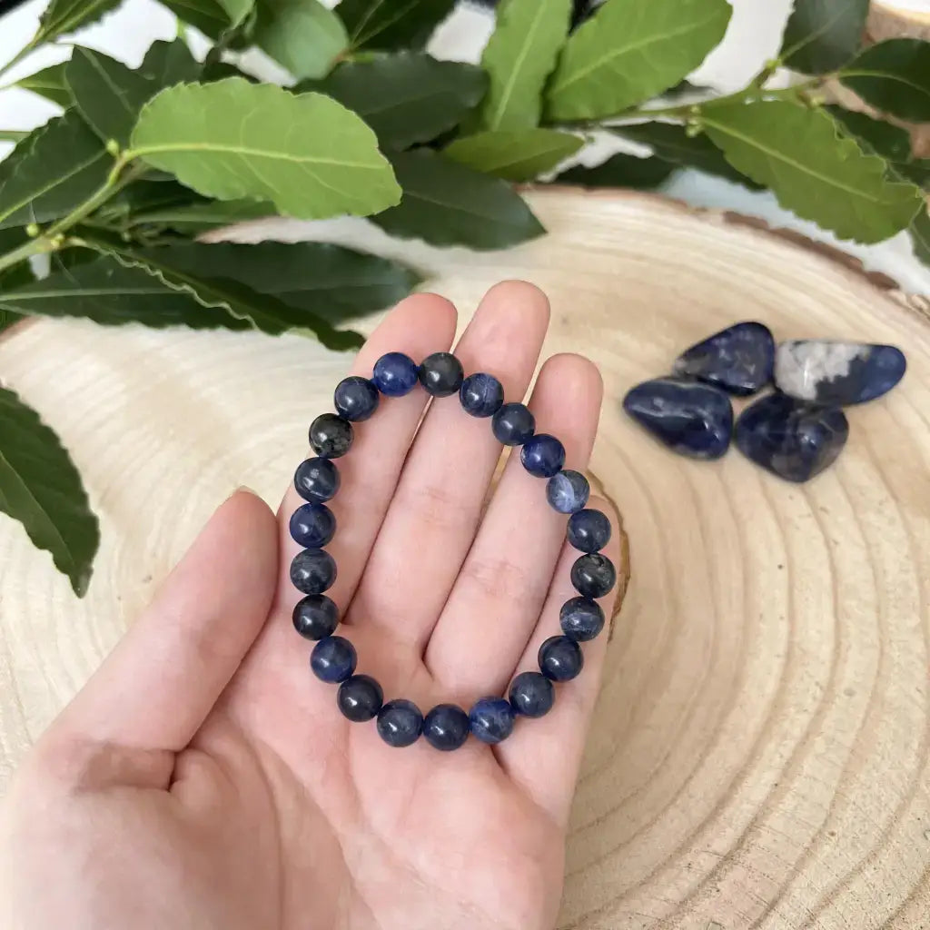 Bracelet Sodalite Naturelle – Pierre de Sagesse et d’Expression en perles bleues sur main avec des pierres simples