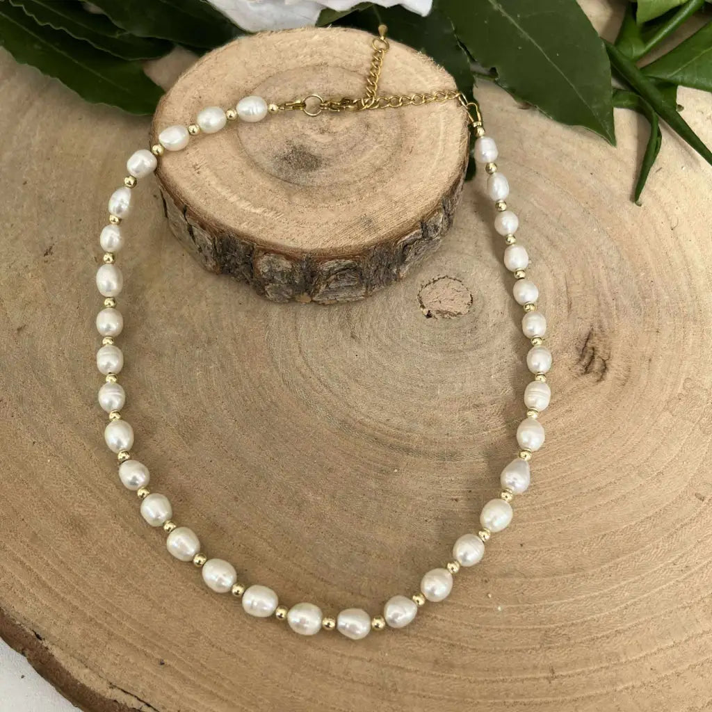 Collier Auréa en Perle d'Eau Douce en acier inoxydable, élégant et raffiné pour un look chic.