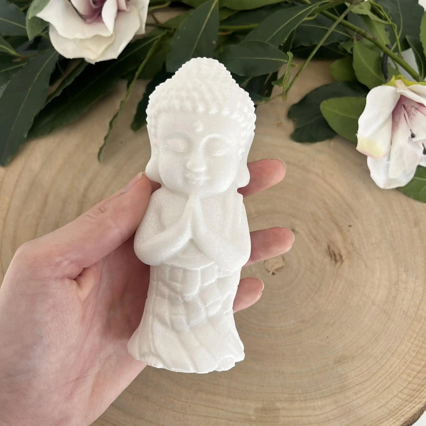 Figurine bouddha indien en jade blanc lisse de 140 mm avec détails du visage et mains jointes pour décoration zen