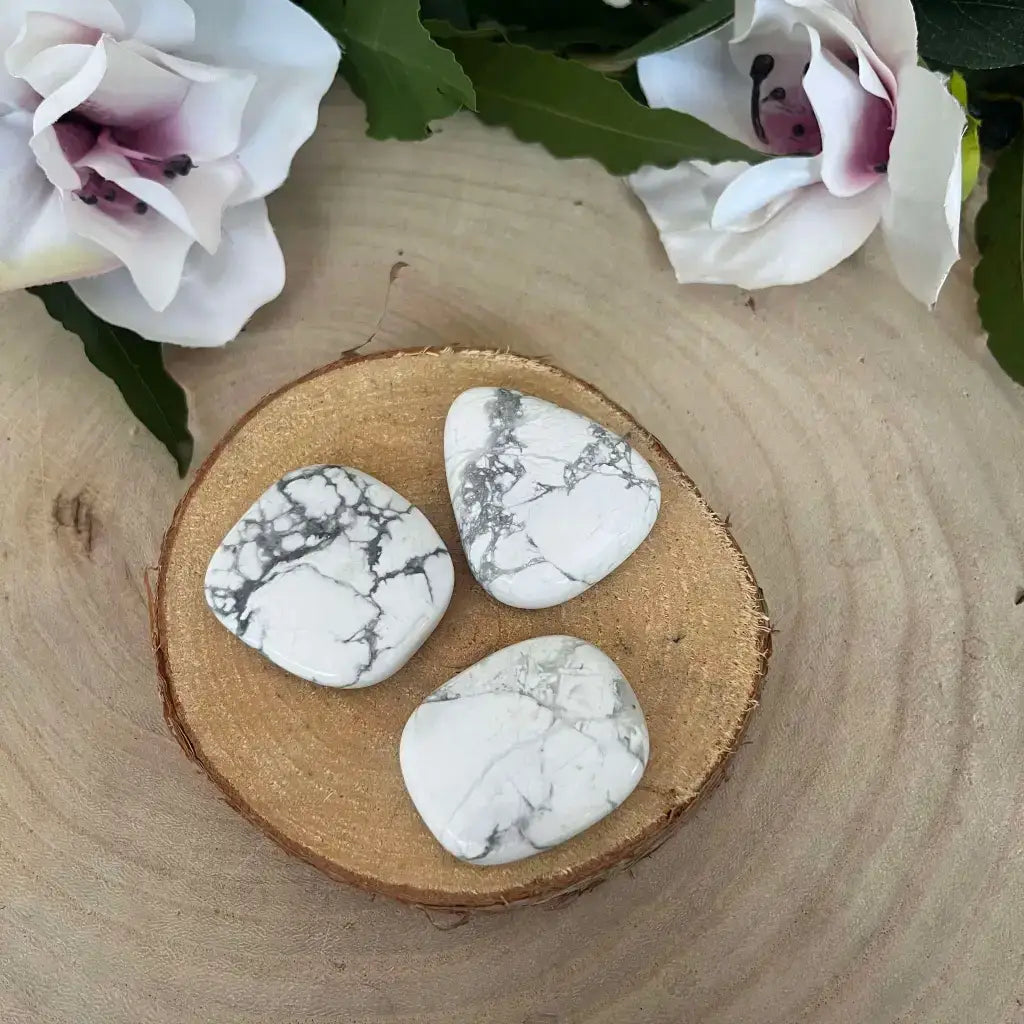Galet Plat Howlite Blanche trio de pierres naturelles polies sur tranche de bois décor floral Aura de Roche