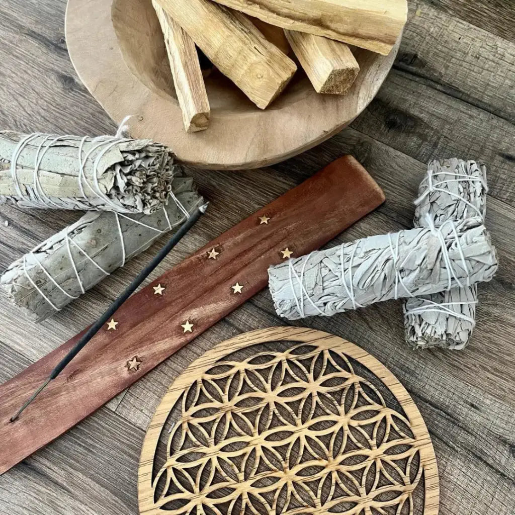 Mini Pierre Roulée Pyrite sur un fond de bois avec d'autres outils de purification et décorations