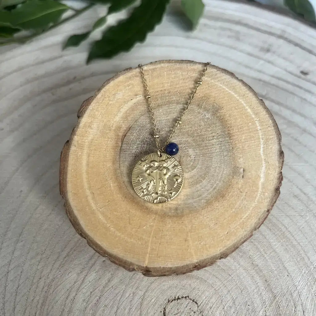 Pendentif Gémeaux avec Pierre de Pouvoir en laiton et chaîne délicate sur un support en bois