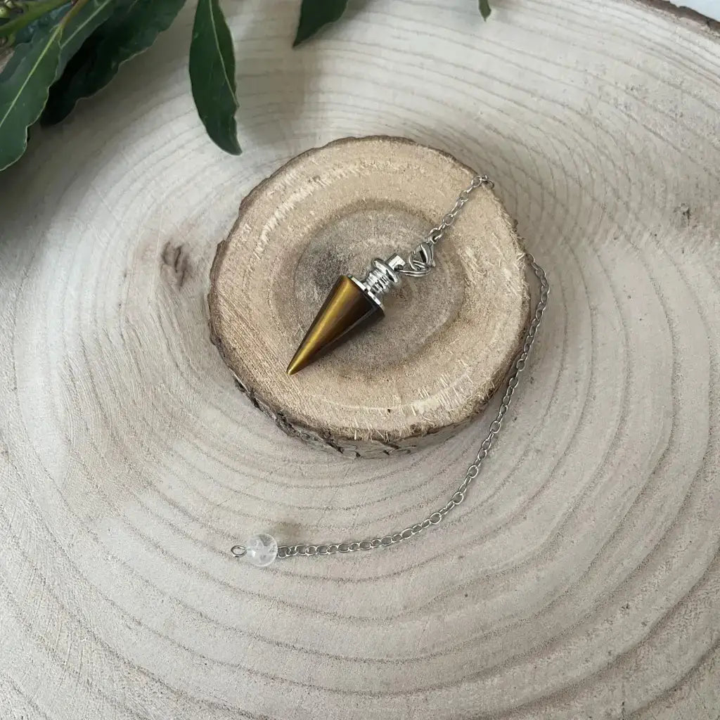 Pendule en Oeil de Tigre conique Aura de Roche pierre polie avec capuchon argenté chaîne et perle claire