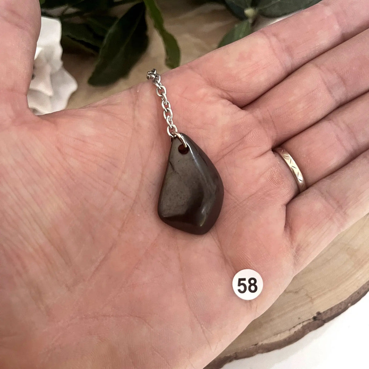 Porte-clés en shungite n°58 tenu dans la main
