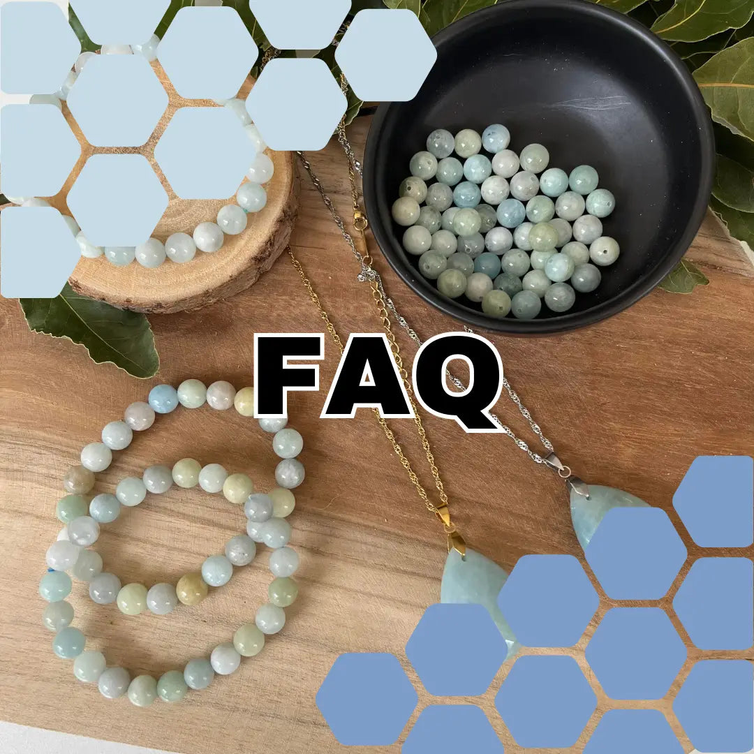 Bracelets et colliers en aigue-marine avec des perles sur un fond naturel FAQ Pierre Aigue Marine