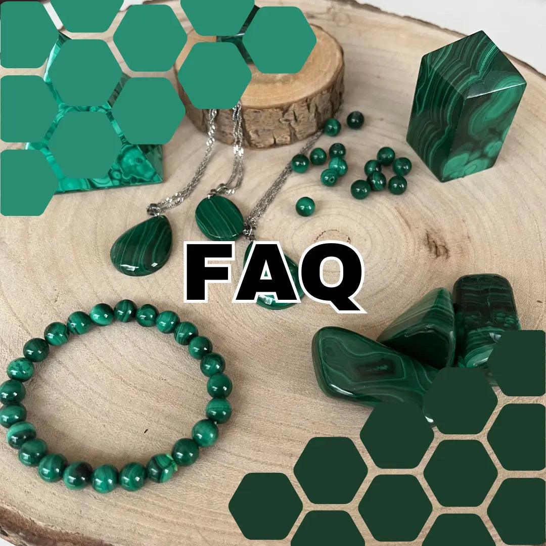 Bijoux en malachite et pierre brute avec la mention FAQ Pierre Malachite sur un support en bois
