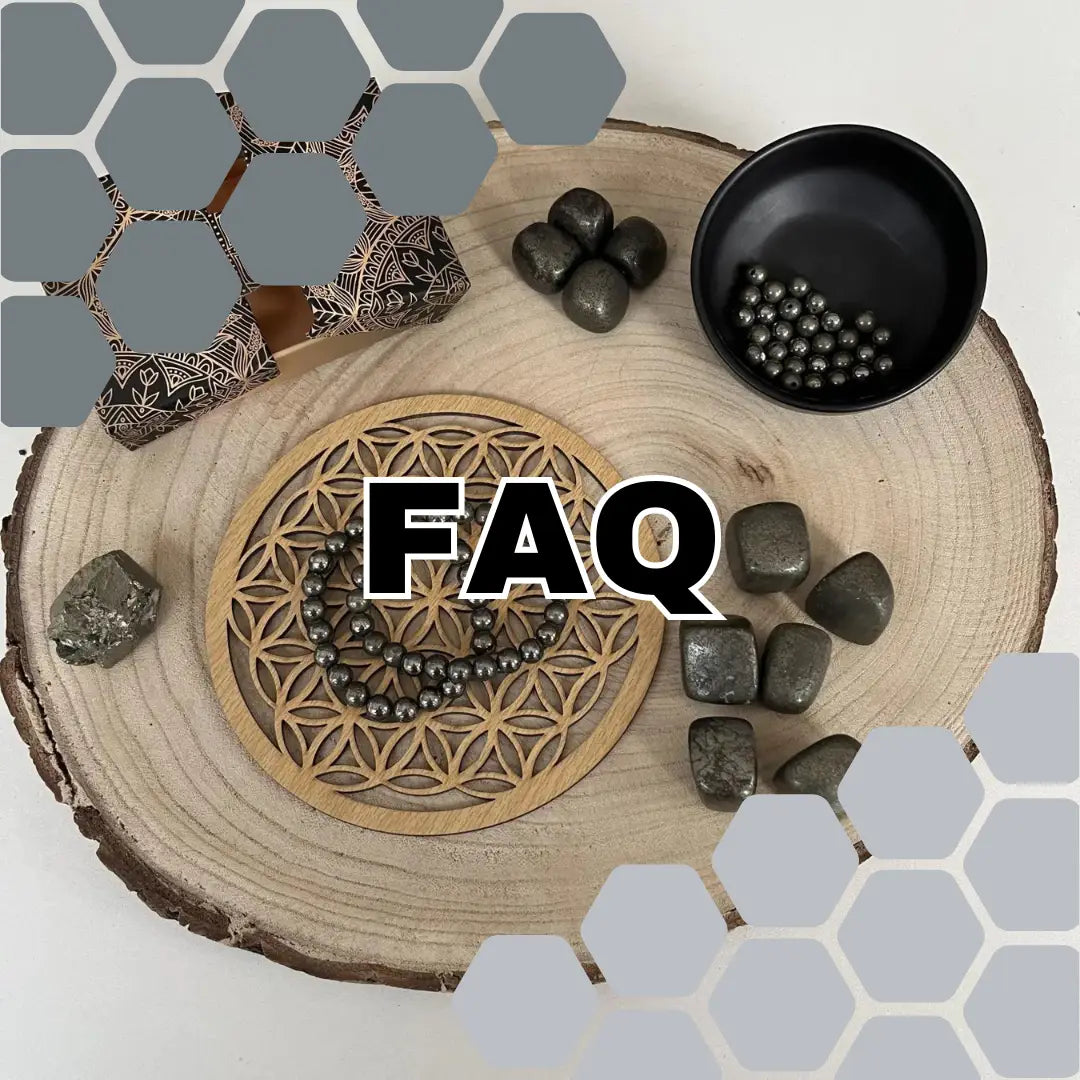 FAQ Pierre Pyrite de Fer avec cristaux et accessoires en bois sur une surface naturelle