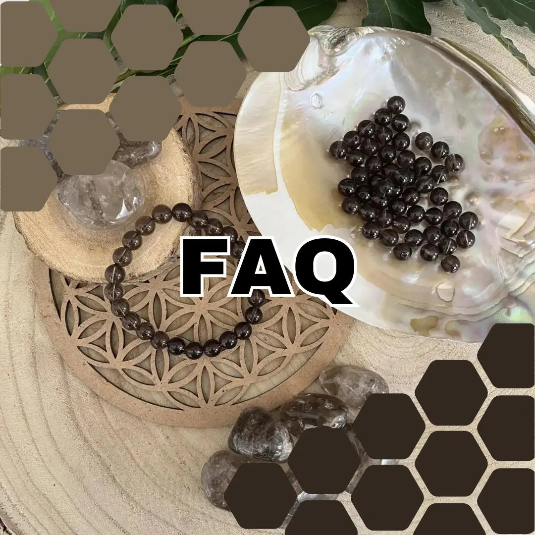 Bracelet en pierre de quartz fumé et perles sur un plateau en bois, FAQ Pierre Quartz Fumé