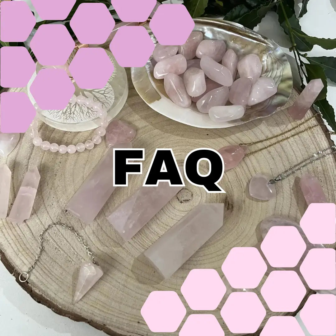FAQ Pierre Quartz Rose avec divers cristaux de quartz rose sur un plateau et une planche en bois
