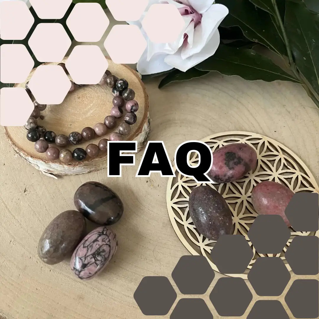 FAQ sur la Rhodonite avec pierres rhodonite polies bracelet de perles sur tranche de bois et fleurs