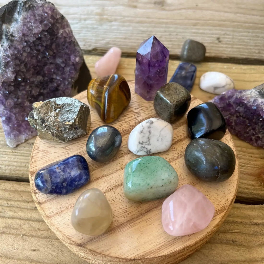 Collection de pierres précieuses et cristaux pour le Guide Spirituel des Pierres et bien-être quotidien