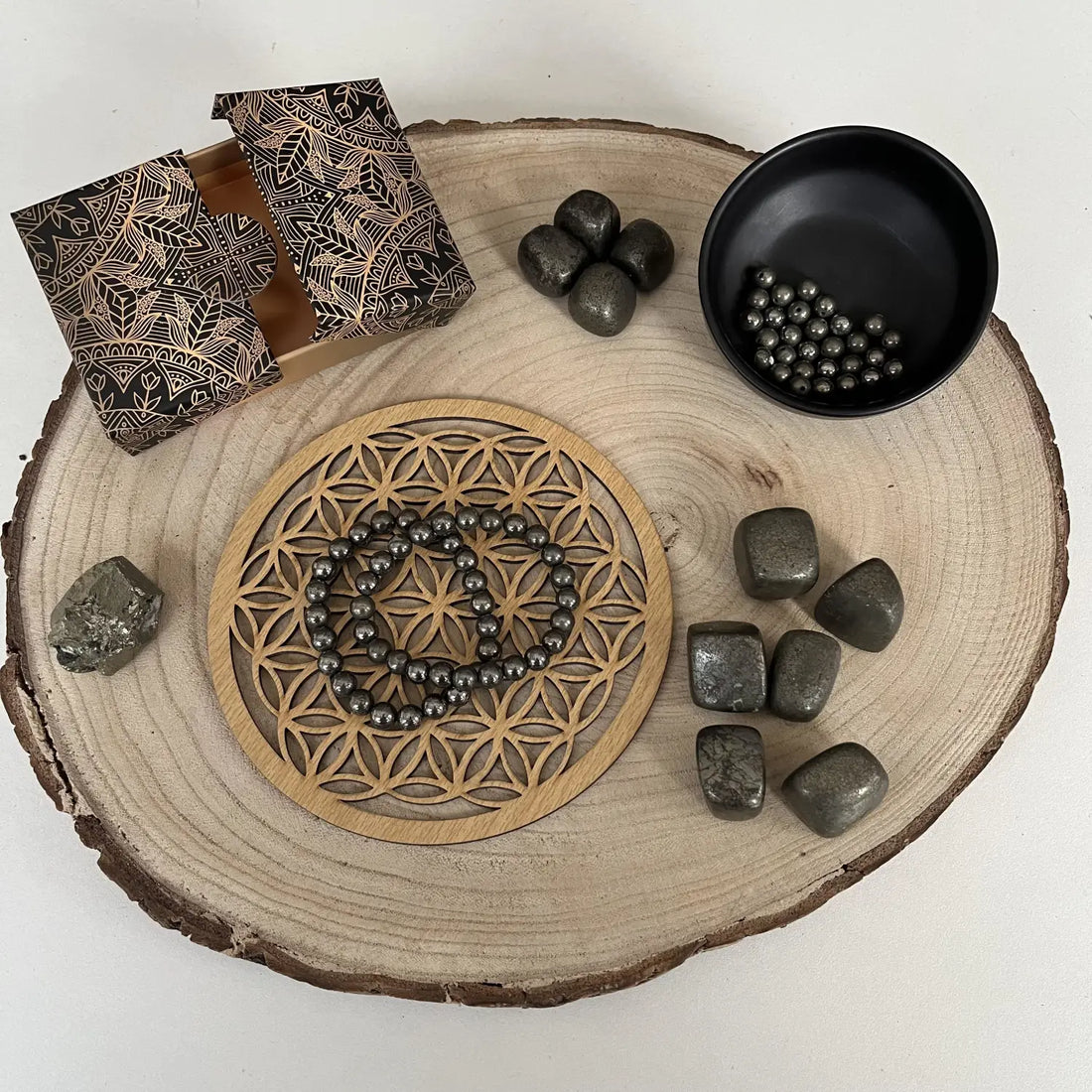 Collection de bijoux et pierres de La Pyrite de fer sur une présentation naturelle en bois