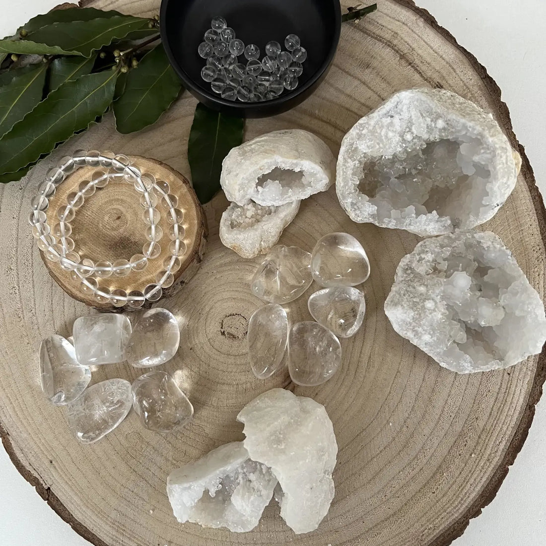 Collection de cristaux de roche sous différentes formes sur une surface en bois naturel