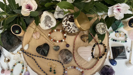 Collection de bijoux en pierres naturelles mettant en avant les bienfaits des pierres naturelles au quotidien
