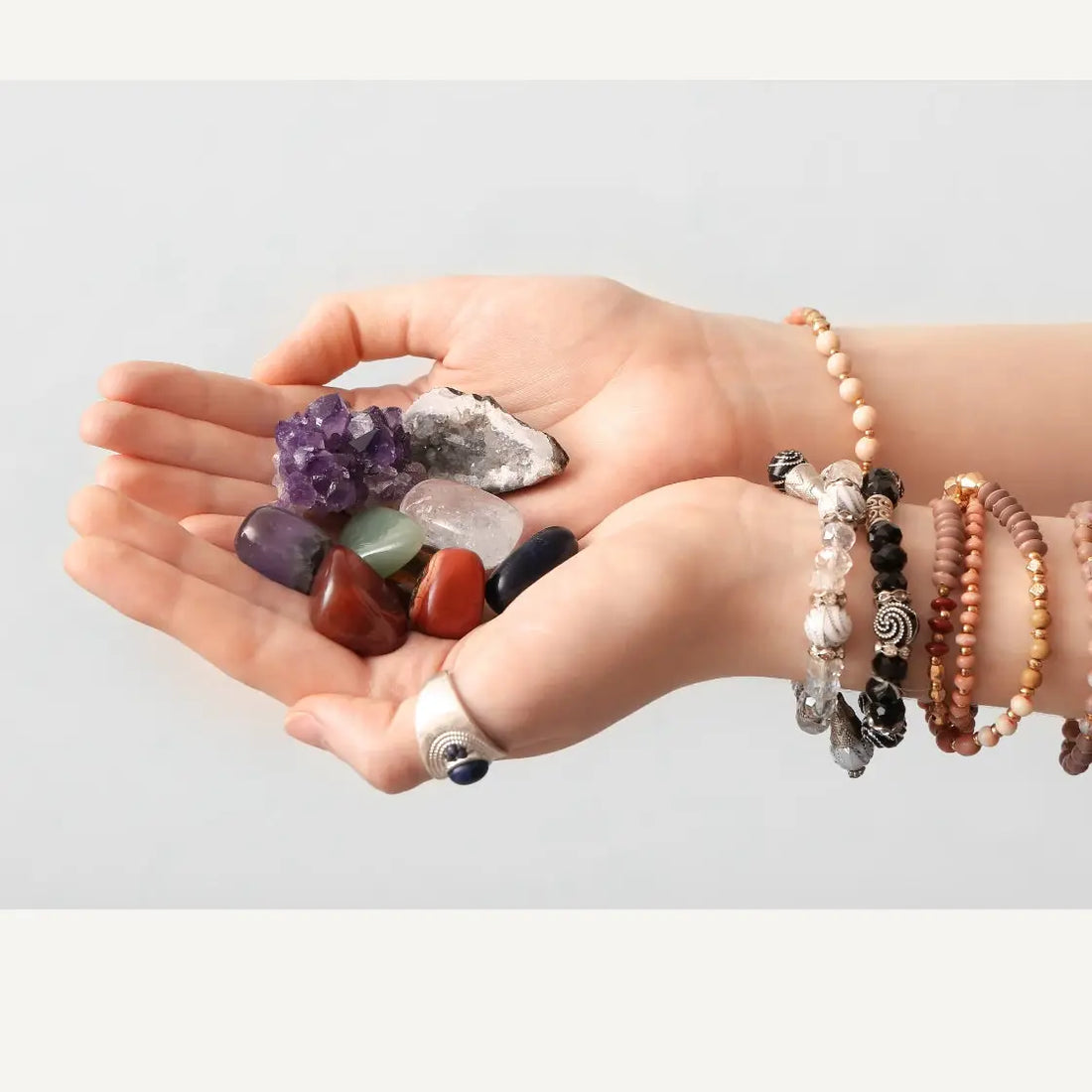 Variété de pierres en lithothérapie : améthyste, citrine et quartz rose à ne pas associer