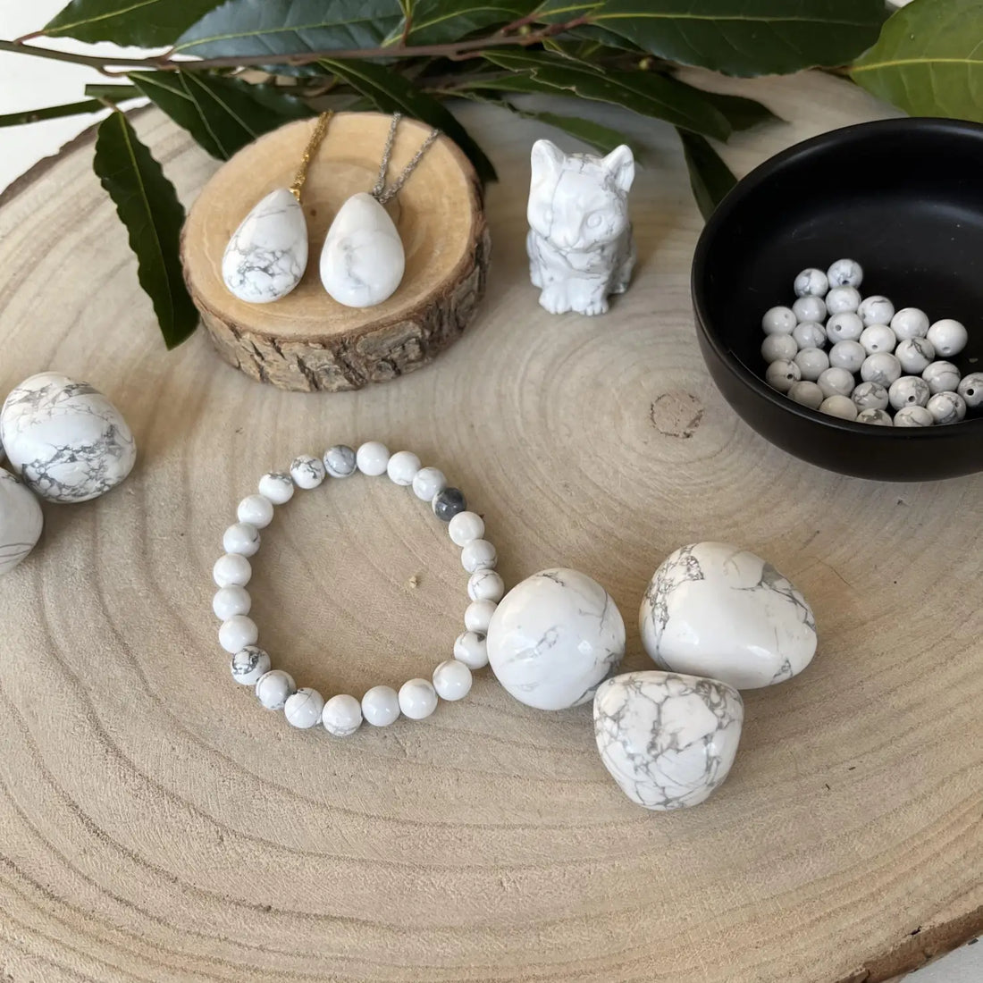 Collection de Pierre Howlite Naturelle avec bijoux et objets décoratifs sur une planche en bois