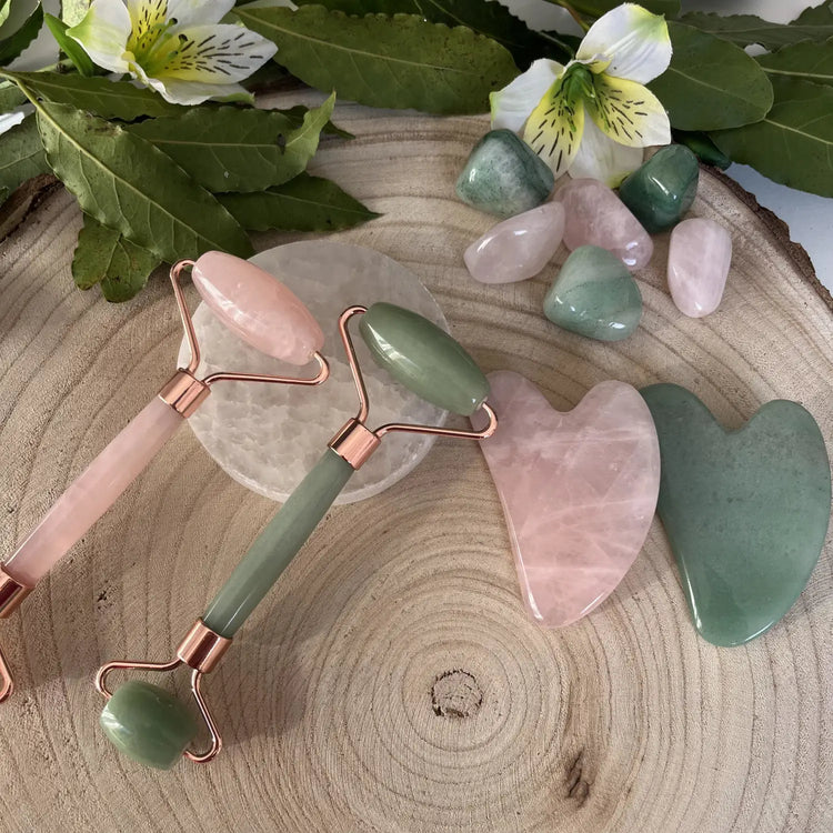 Collection Beauté & Bien être avec rouleaux de jade et pierres naturelles, symbole d'harmonie et de bien-être.