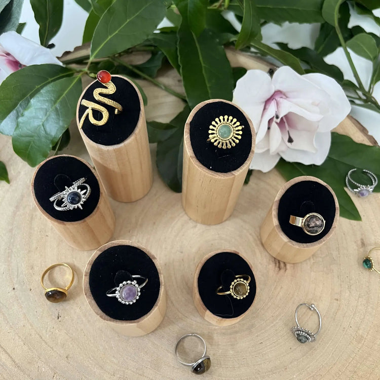 Collection Bagues Ajustables en acier inoxydable avec pierres naturelles sur présentoirs en bois et décor floral