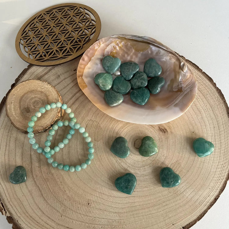 Collection Pierre Amazonite Naturelle avec cœurs et bracelets en pierre sur une planche en bois