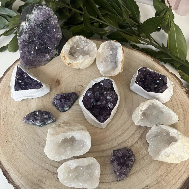 Collection de Géodes et Druses avec diverses formations cristallines sur une planche en bois