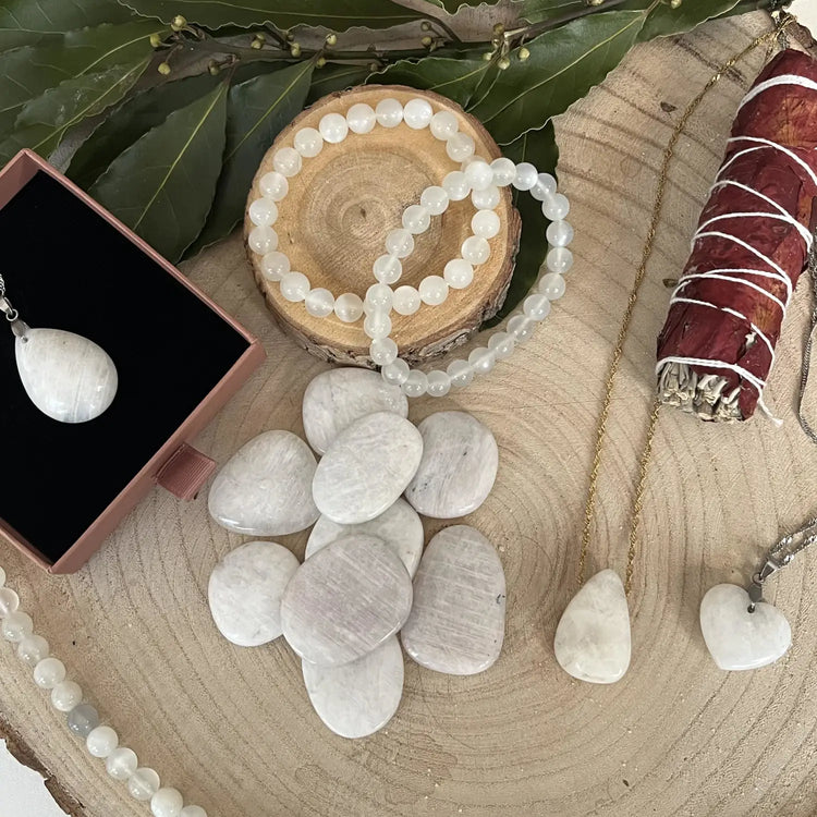 Pierre de Lune: Éclat et Mystère dans Chaque Bijou