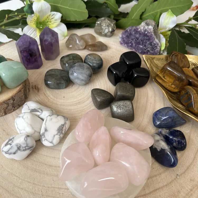 Sélection de Pierres Naturelles comprenant diverses gemmes brillantes et sculptées, créées par la nature.