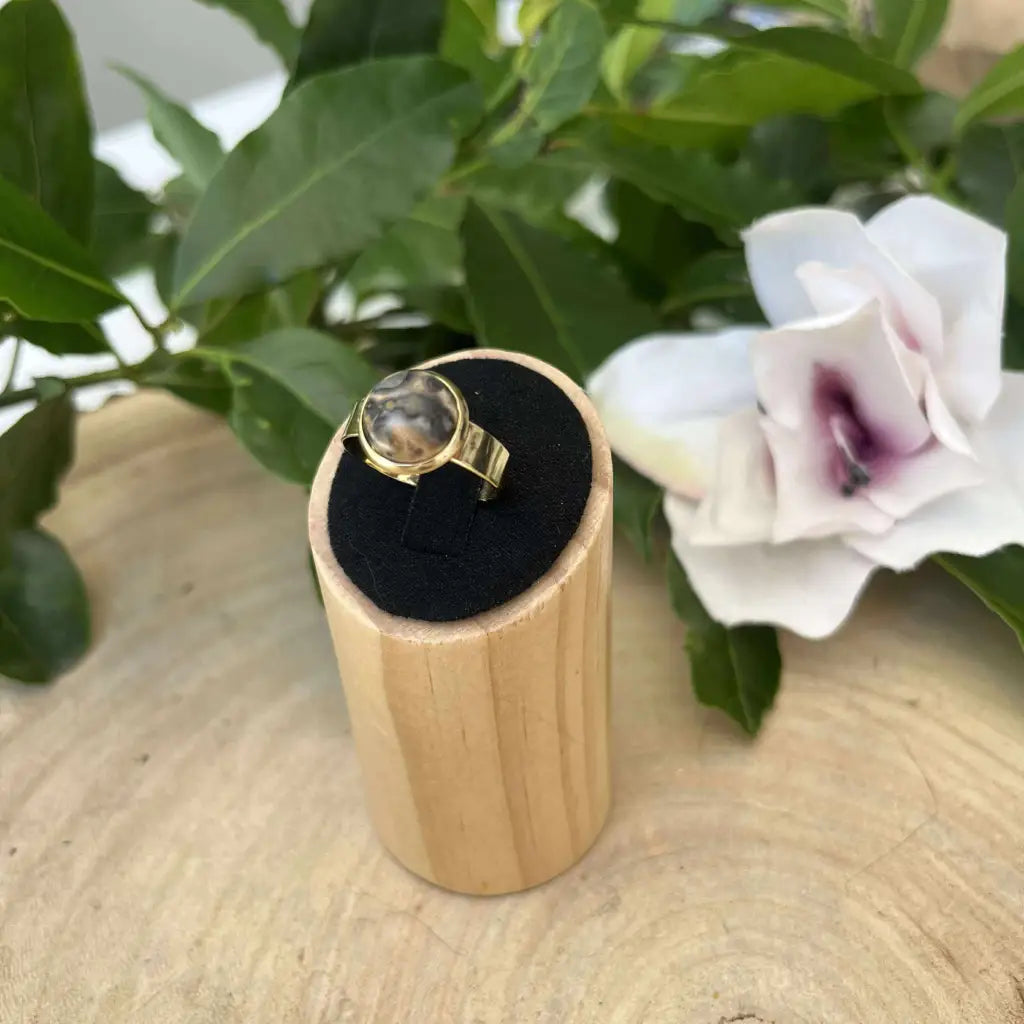 Bague ajustable ronde Dorée Aura de Roche avec pierre naturelle ronde sur présentoir en bois