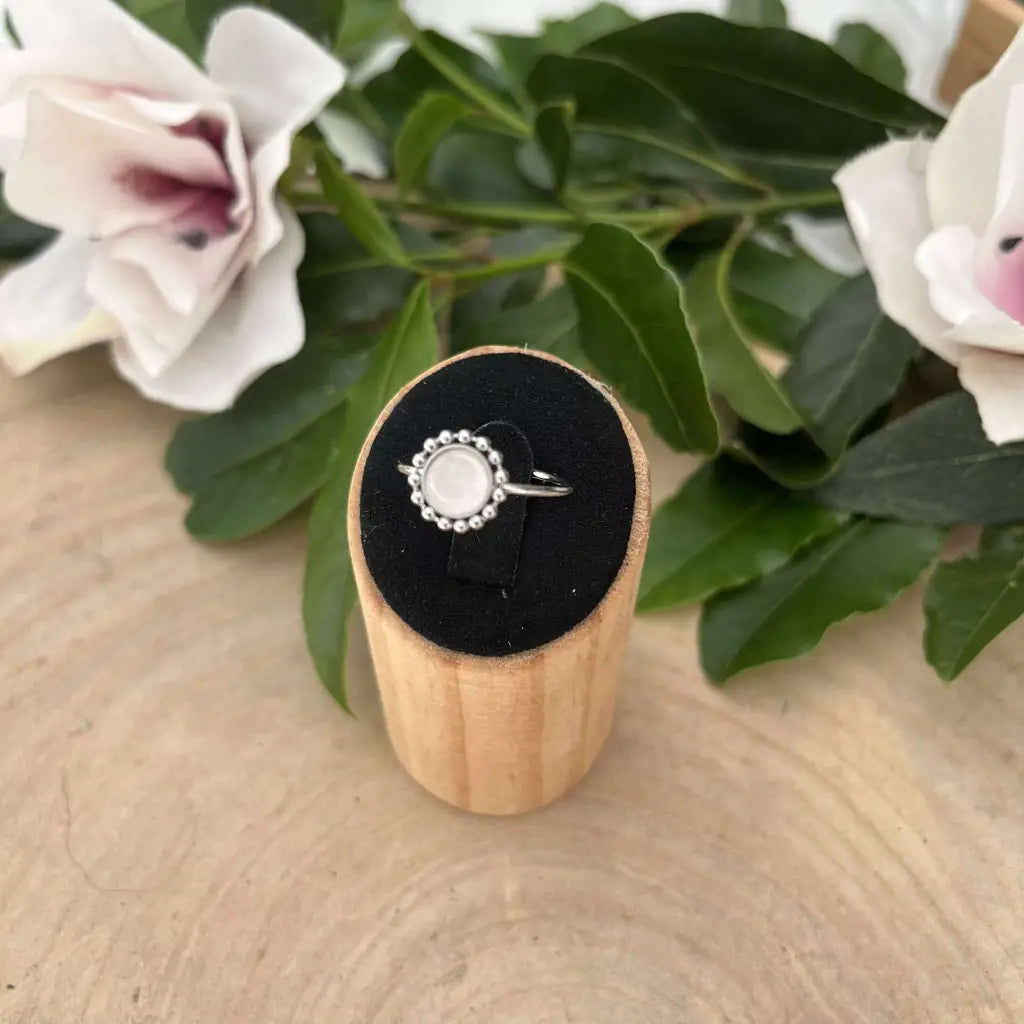 Bague ajustable Solara de Aura de Roche avec pierre blanche et détails argentés élégants