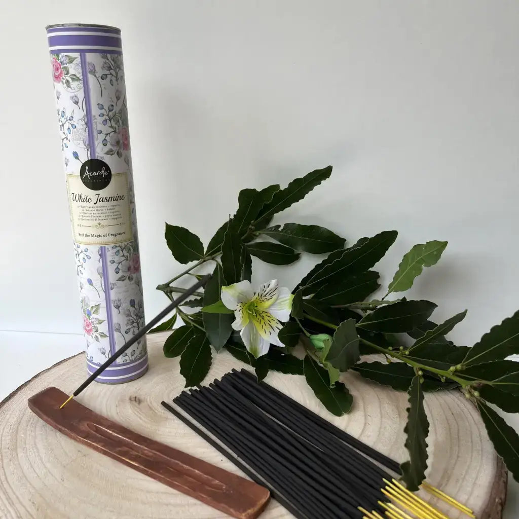 Bâtonnets d'Encens Indiens Aura de Roche parfum Jasmin blanc avec support en bois et décor feuilles vertes