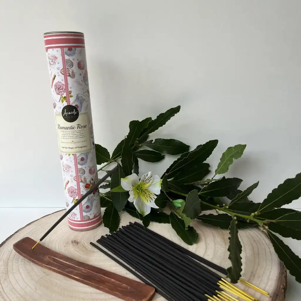 Bâtonnets d'Encens Indiens Aura de Roche présentés avec support en bois et décor floral