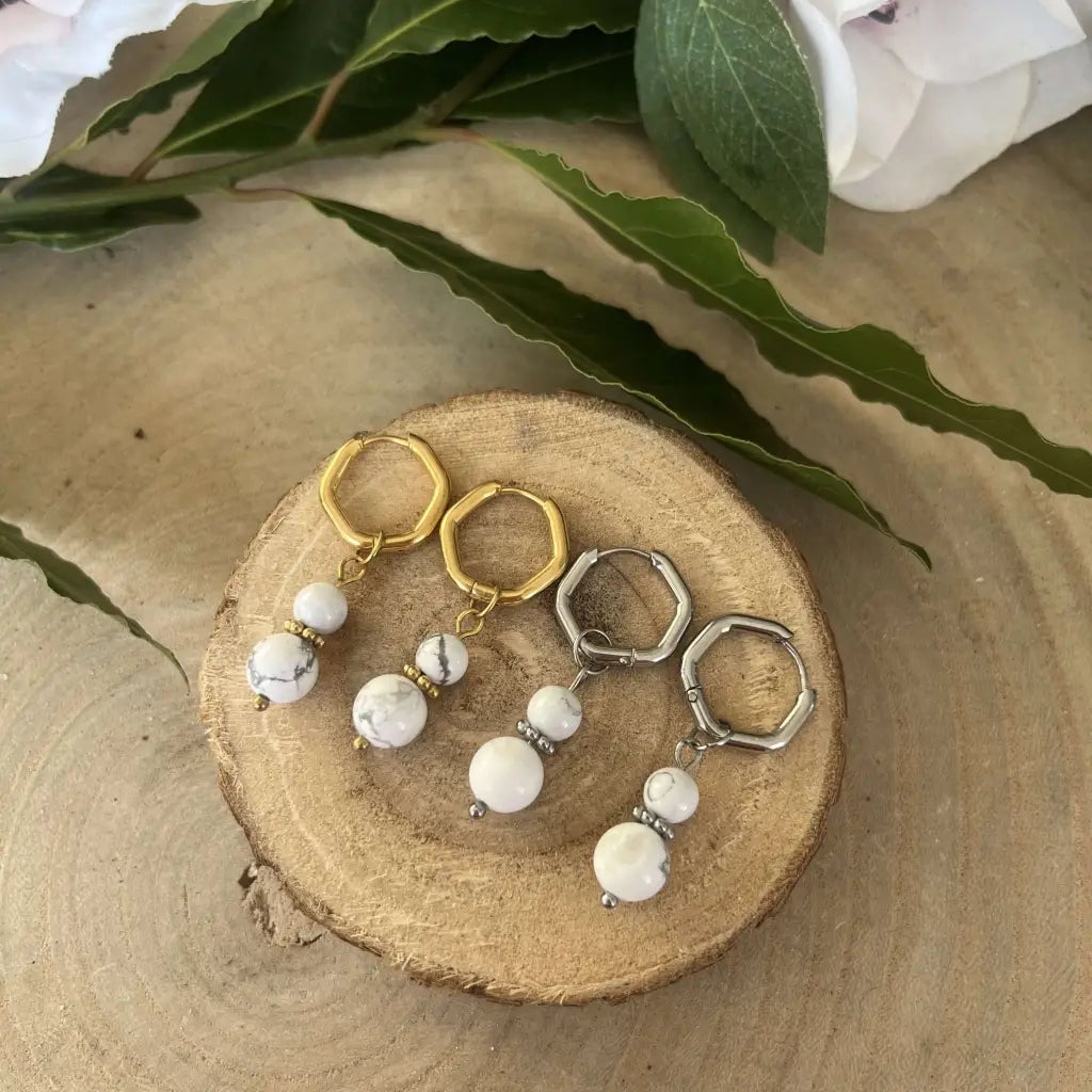 Boucles d’Oreilles Howlite: Pureté Lumineuse et Sérénité