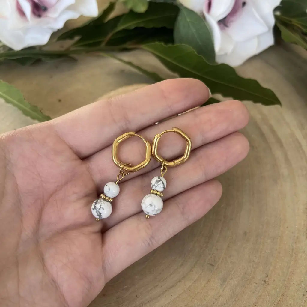 Boucles d’Oreilles Howlite: Pureté Lumineuse et Sérénité