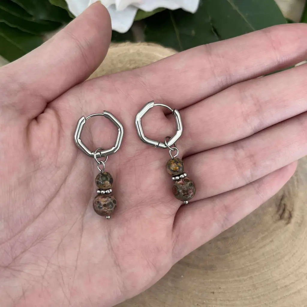 Boucles d'Oreilles Jaspe Léopard avec des perles colorées et un design élégant en argent