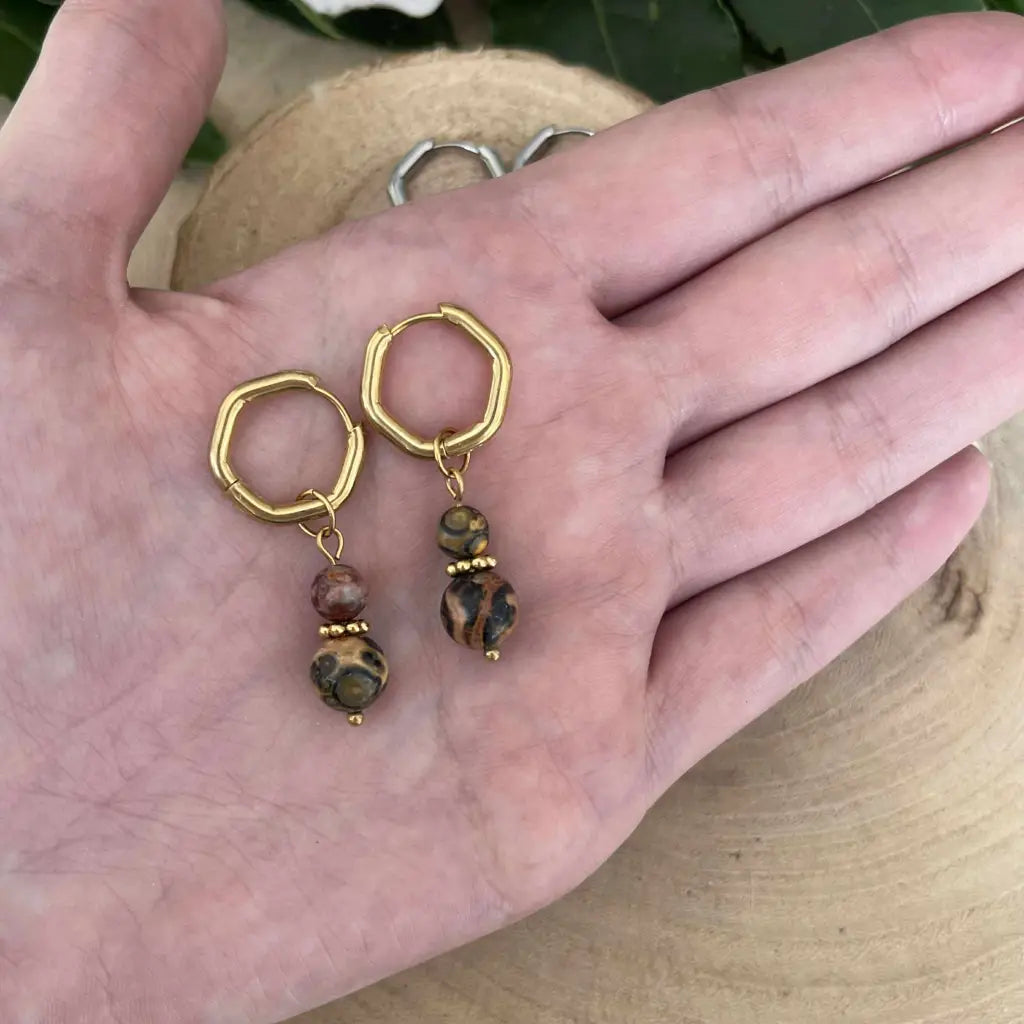 Boucles d'Oreilles Jaspe Léopard dorées avec des perles en jaspe sur un fond naturel