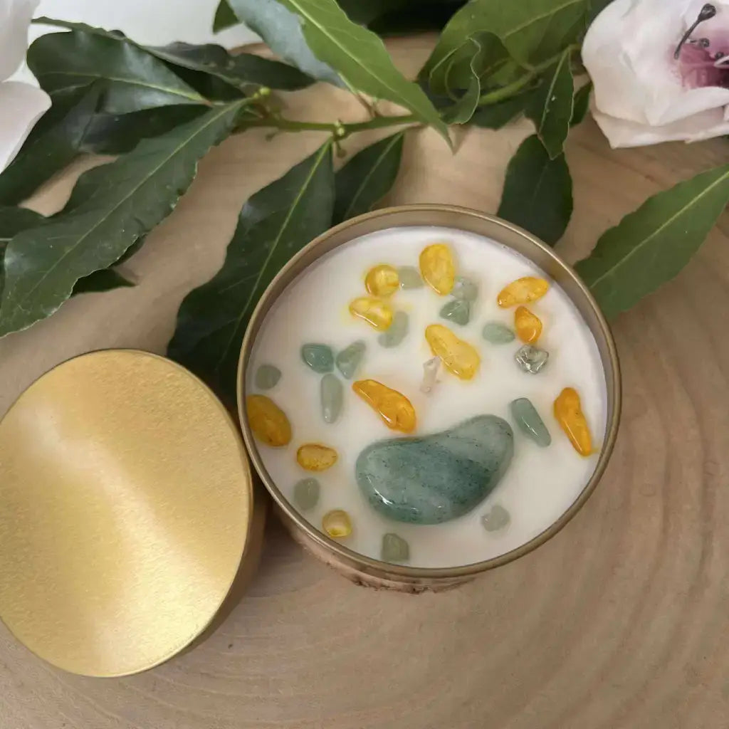 Bougie Réussite Aura de Roche avec pierre naturelle et motifs colorés sur la surface