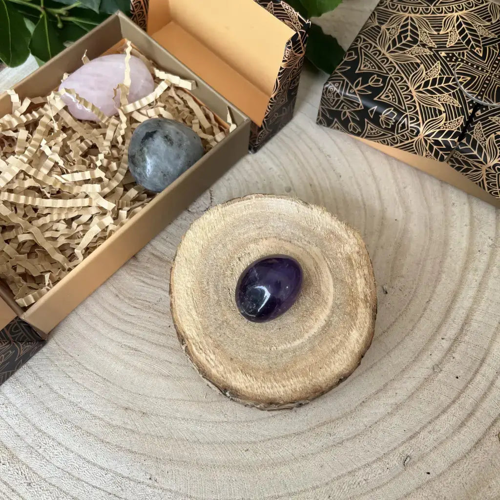 Box Hypersensibilité Pierres Naturelles Aura de Roche avec pierres naturelles pour enfant présentée dans une boîte en carton décorée