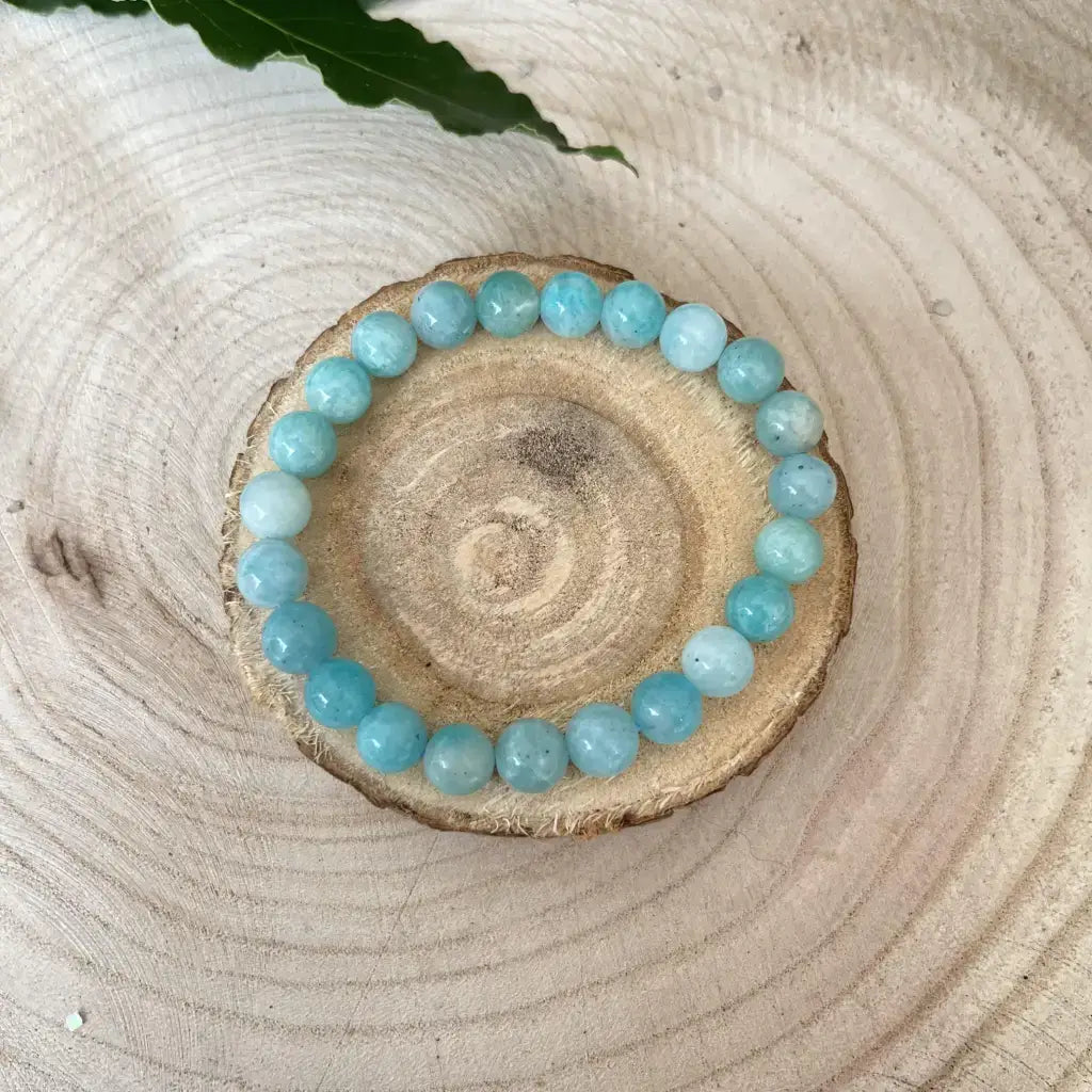 Bracelet Amazonite Naturel sur une souche en bois, aux perles bleues apaisantes