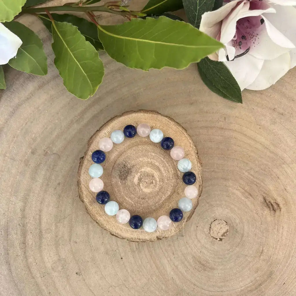 Bracelet d’Amitié en Pierres Naturelles multicolores sur tranche de bois, orné de délicates pierres gemmes.