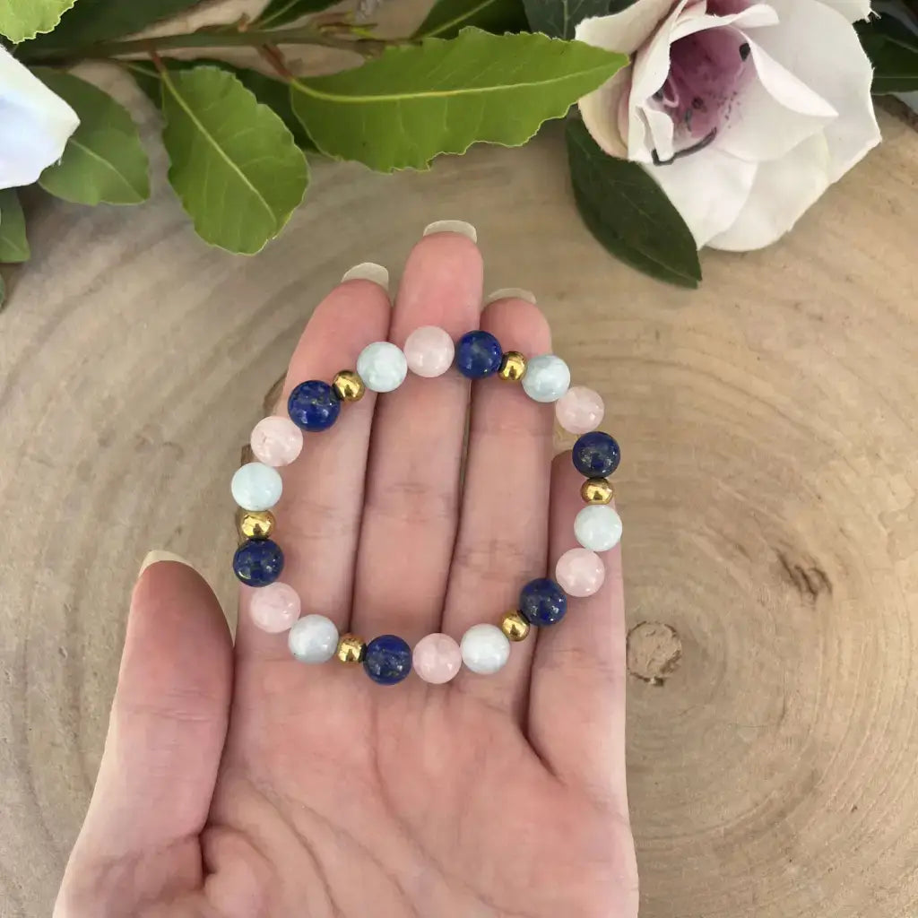 Bracelet d’Amitié en Pierres Naturelles avec des perles en lapis-lazuli et quartz rose sur fond boisé