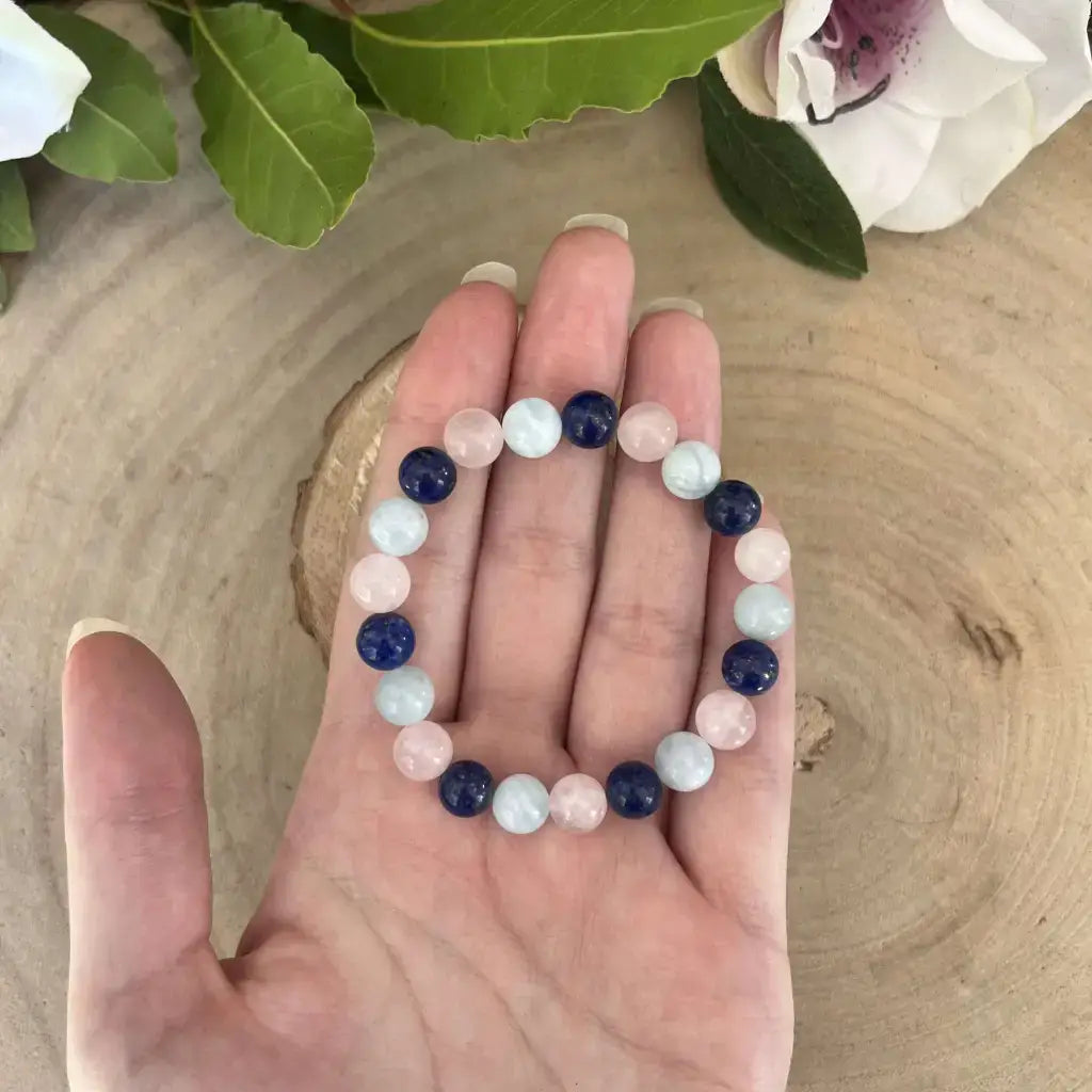Bracelet d’Amitié en Pierres Naturelles avec des perles bleues et roses sur une main