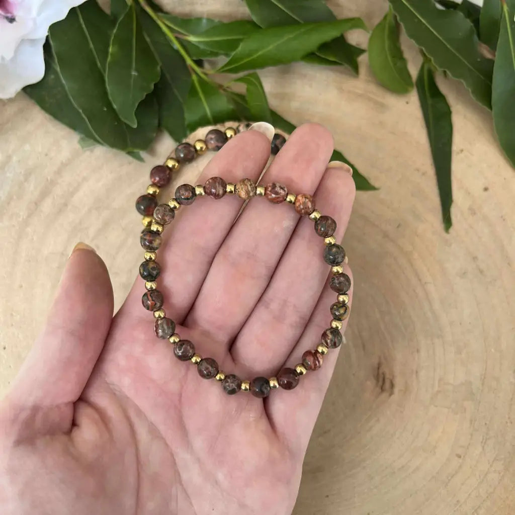 Bracelet en Jaspe Léopard fait de pierres naturelles avec des nuances terreuses, élégant et féminin