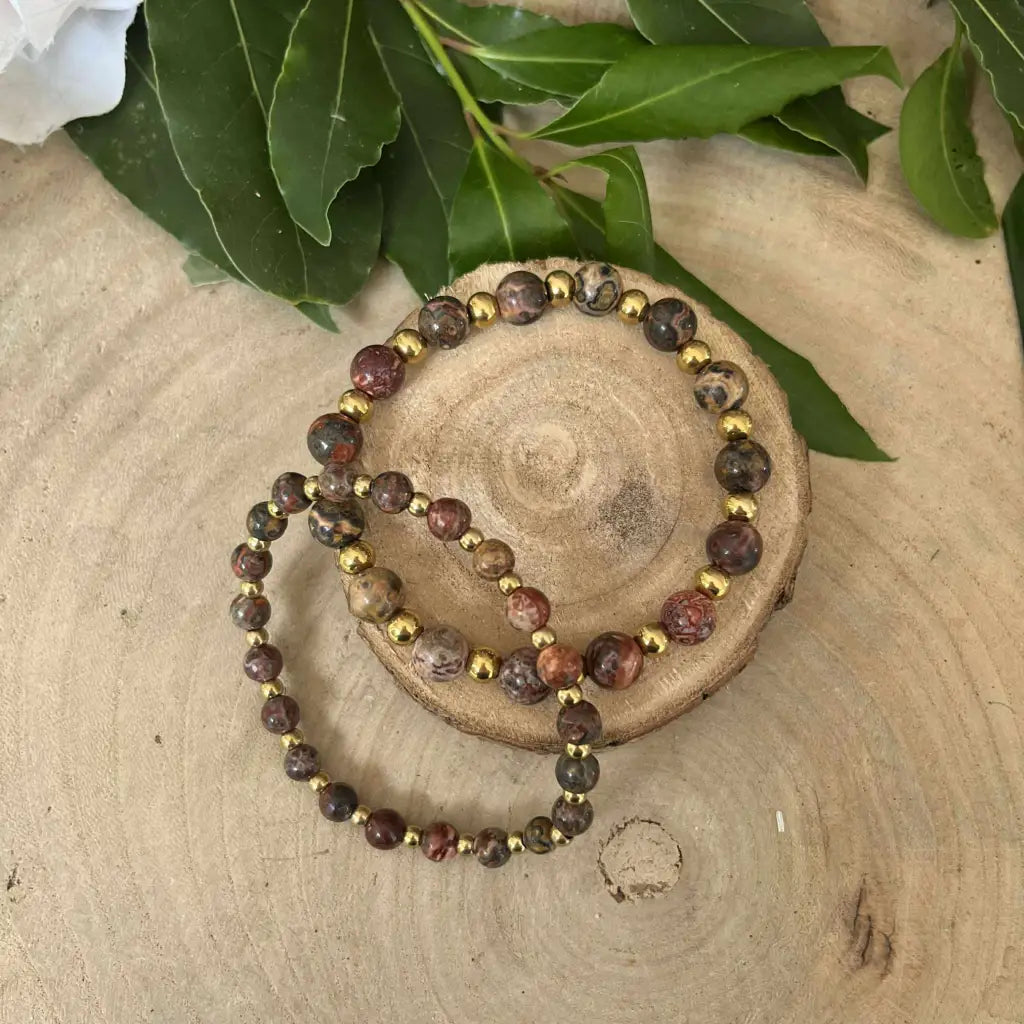Bracelet en Jaspe Léopard avec perles naturelles et détails en métal sur une base en bois