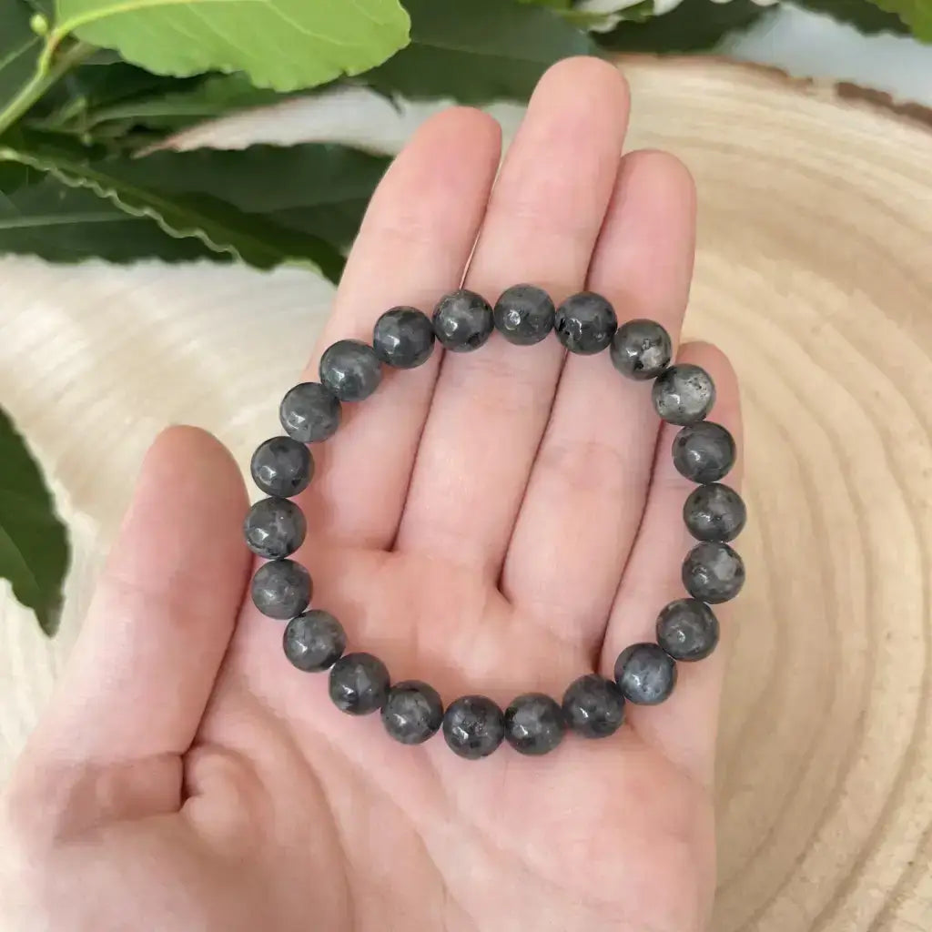 Bracelet en Larvikite Naturelle – Pierre de Protection et d’Ancrage sur une main, parfait pour le bien-être