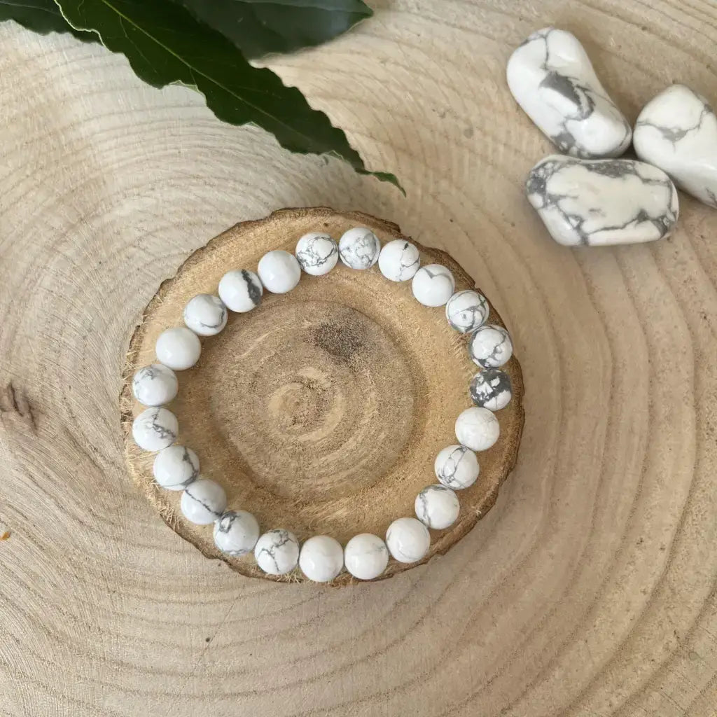 Bracelet Howlite Blanche avec perles blanches marbrées sur support en bois naturel