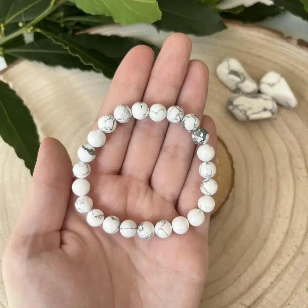 Bracelet Howlite Blanche en perles ovales avec des motifs naturels, parfait pour un style élégant
