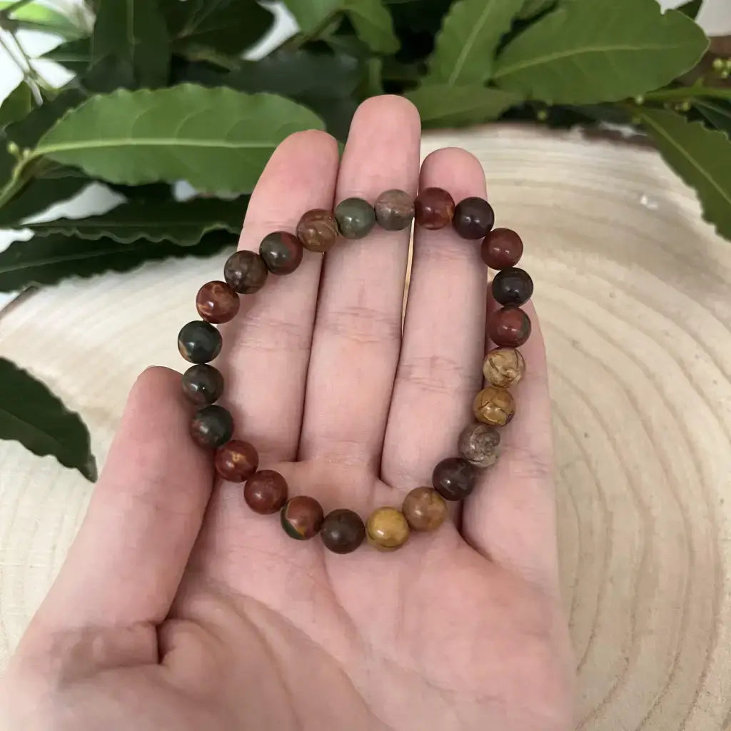 Bracelet Jaspe Picasso avec perles colorées sur main, parfait pour un style naturel et élégant